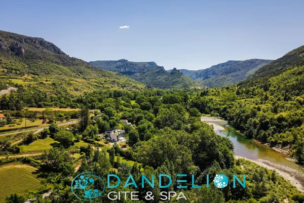 Gite avec vue panoramique dans un cadre nature verdoyant et calme au bord de la rivière Dandelion Gîte Spa Nature Design Gorges du Tarn Aveyron, Dandelion Gîte Spa Nature Design Gorges du Tarn