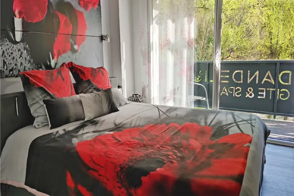 chambre Galet avec lit 160 massant balcon et terrasse vue Gorges du Tarn et rivière Dandelion gite spa Mostuéjouls, Dandelion Gîte Spa Nature Design Gorges du Tarn