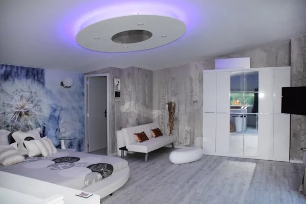 Master suite parentale avec lit rond, canapé, chaise cocoon, terrasse panoramique gîte Dandelion, Dandelion Gîte design et Spa Aveyron