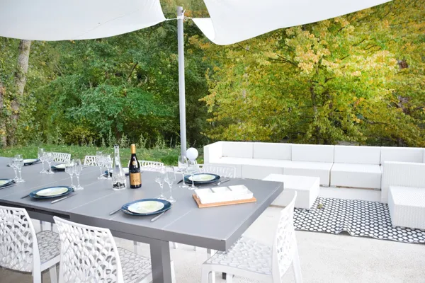 Profitez de l'extérieur en mangeant sur la terrasse ou en sirotant un verre sur le canapé extérieur, Dandelion Gîte design et Spa Aveyron
