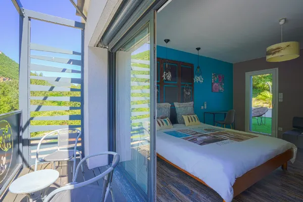 Chambre avec balcon et terrasse vue montagne et rivière gite Dandelion Gorges du Tarn, Dandelion Gîte Spa Nature Design Gorges du Tarn