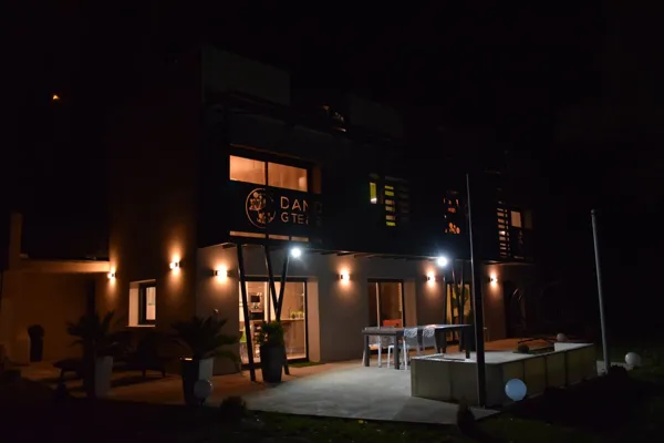 Gîte Dandelion en nocturne idéal pour contempler les étoiles, Dandelion Gîte design et Spa Aveyrion