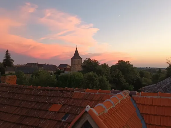 Vue sur le clocher de l'église depuis la terrasse à l'étage, ©LaMaisondeThéophile