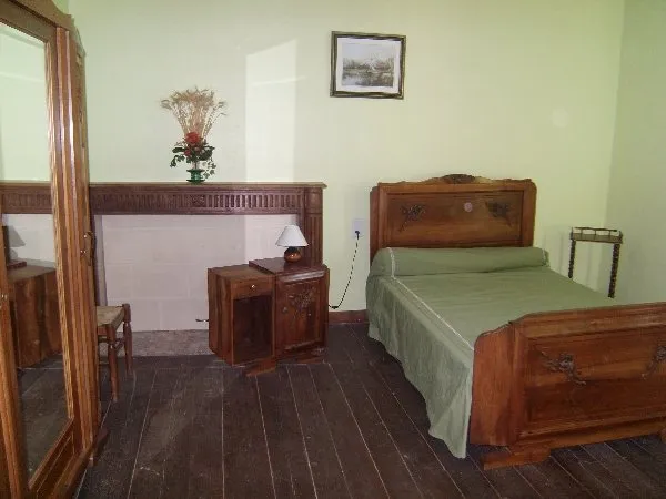 Une chambre, OFFICE DE TOURISME INTERCANTONAL SAINT GENIEZ  / CAMPAGNAC