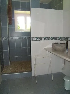 Une salle de bain, OFFICE DE TOURISME INTERCANTONAL SAINT GENIEZ  / CAMPAGNAC