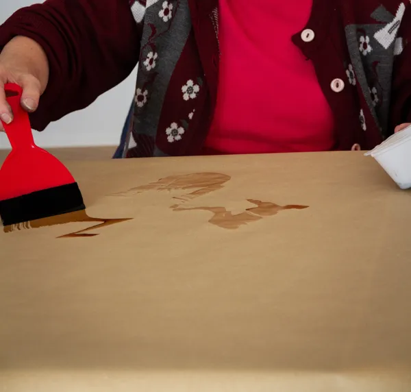 Atelier initiation calligraphie auprès de personnes âgées, Isabelle Bos