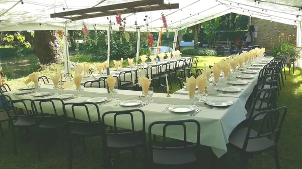 Table dressée pour un mariage sous chapiteau, La Grange du Heron