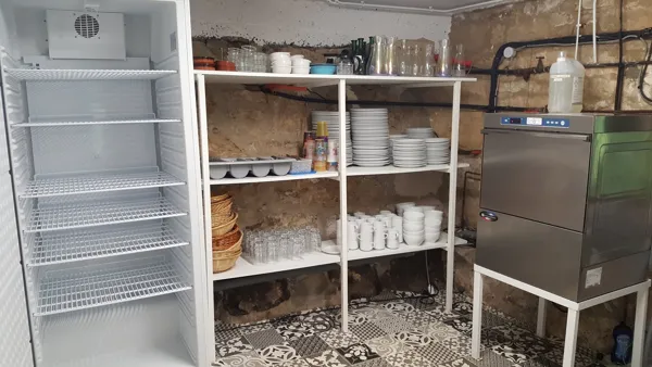 Réfrigérateur et lave-vaisselle (salle commune), La Grange du Heron