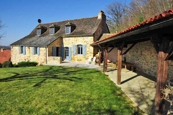 la grande maison et son préau