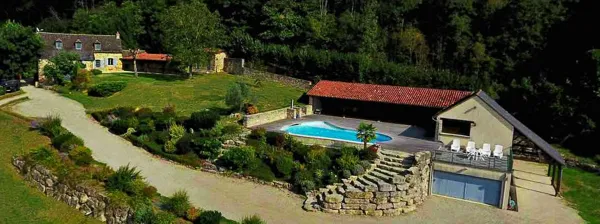 photo de la maison de la piscine et la grande maison