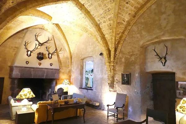 Salle des gardes, Château de Mélac