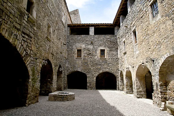 Cour intérieure, château de Mélac