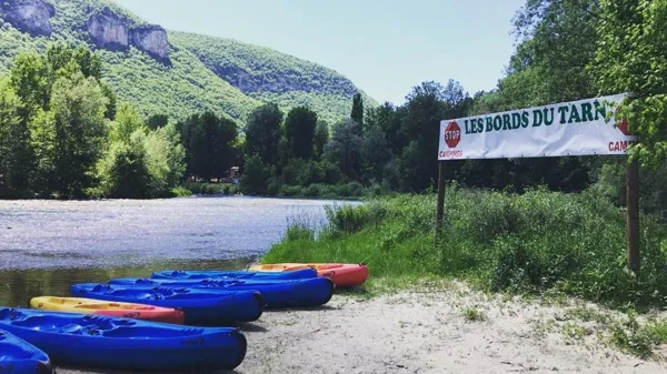 Arrivée des canoës sur la plage du camping, CAMPING LES BORDS DU TARN