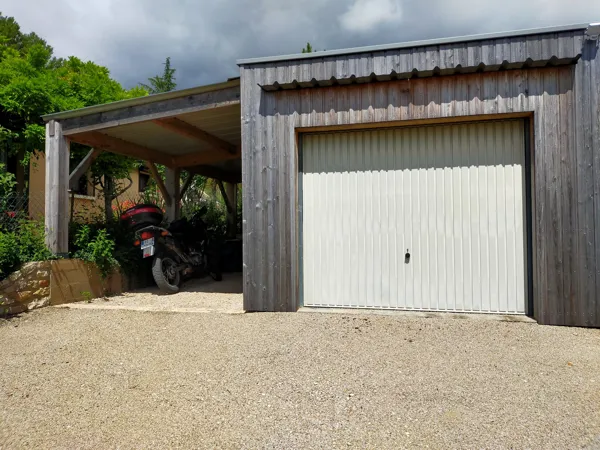 Abri véhicule. Garage fermé possible pour une moto.