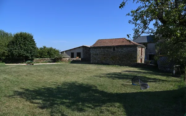 terrain de jeux clos et salle commune
