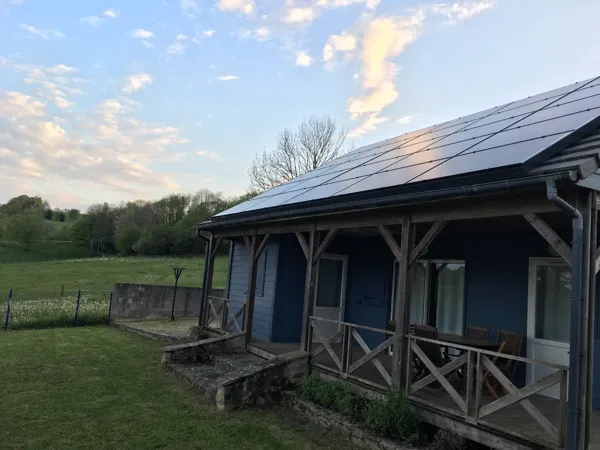 Le chalet est doté de panneaux photovoltaïques pour une électricité verte, en autoconsommation.