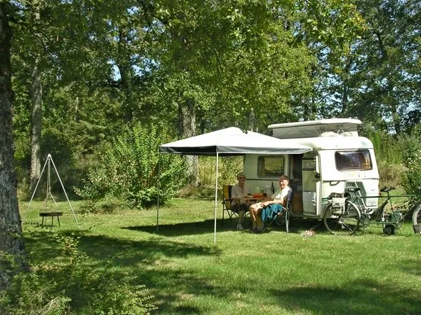 Emplacements spacieux, camping l'étang du camp.