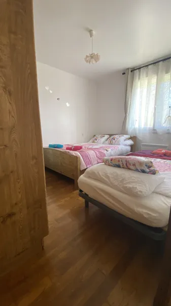 Première chambre vu depuis la porte (avec lit d'une personne en plus sur demande et en sus), Aurore Laut