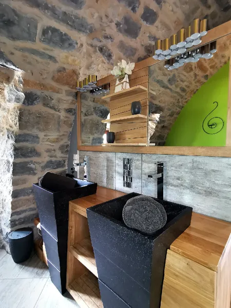 Le Loft Cocoon est un hébergement premium pour 2 personnes, idéal pour un séjour romantique dans les Gorges du Tarn.Il propose un espace moderne, élégant, avec lit massant, ambiance cocooning et tout le confort nécessaire.Options bien-être :• Spa/Jacuzzi privatif• Sauna privatifHors saison : accès offert à la piscine intérieure chauffée pour toutes les structures du Soleil Ô.Un séjour de charme, luxe et détente en plein cœur de la nature préservée.