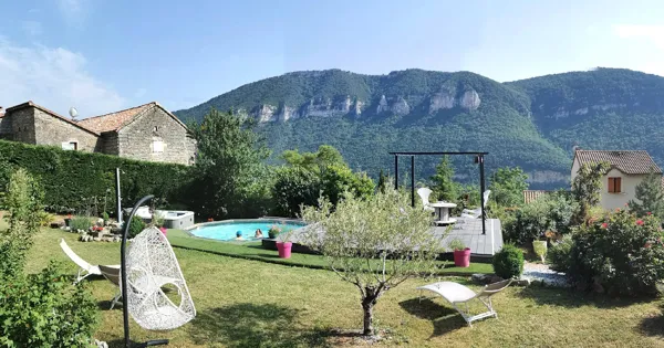 Le Loft Cocoon est un écrin de douceur pour 2 personnes, alliant élégance, volupté et confort absolu.Son lit massant haut de gamme, son ambiance cocooning et ses finitions raffinées en font un refuge romantique d’exception.En option luxe : Spa privatif, Sauna privatif, accès à la Piscine Intérieure (hors-saison).En pleine saison : accès à l’espace extérieur commun : piscine extérieure, spa extérieur, cuisine d’été, plancha, ping-pong.Un cocon précieux au cœur des Gorges du Tarn.