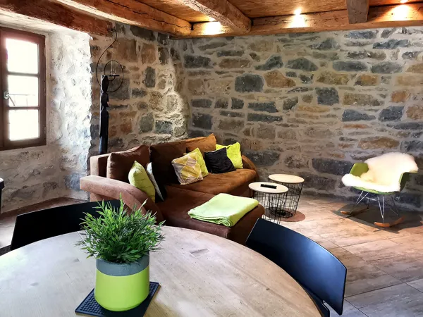 Espace Extérieur – Confort, Loisirs & Bien-Être en Pleine NatureAu Soleilo, profitez d’un espace extérieur d’exception, pensé pour la détente, le plaisir et la convivialité. Cuisine et espace du Loft cocoonOuvert à toutes les chambres et gîtes en pleine saison, cet espace premium vous offre un cadre unique au cœur des Gorges du Tarn.🏊‍♂️ Piscine extérieure panoramiqueUne piscine parfaitement intégrée dans le paysage, entourée de nature et offrant une vue dégagée sur les falaises et la vallée.Un lieu idéal pour se rafraîchir, se détendre ou simplement savourer le soleil d’Aveyron et de Lozère.✨ Spa extérieur jacuzziProfitez d’un moment de pure relaxation dans notre spa extérieur.Bulles, chaleur douce et ambiance nature… l’expérience bien-être en version grand air.🏓 Table de ping-pongUn espace de loisirs pour partager un moment fun en couple, en famille ou entre amis.Parfait pour animer vos fins de journées.🍽️ Cuisine d’été & planchaUne cuisine extérieure entièrement équipée avec plancha, idéale pour préparer un repas en plein air.Un véritable plaisir de cuisiner en terrasse, dans un cadre naturel exceptionnel.