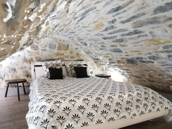 Le Loft Cocoon est un hébergement premium pour 2 personnes, idéal pour un séjour romantique dans les Gorges du Tarn.Il propose un espace moderne, élégant, avec lit massant, ambiance cocooning et tout le confort nécessaire.Options bien-être :• Spa/Jacuzzi privatif• Sauna privatifHors saison : accès offert à la piscine intérieure chauffée pour toutes les structures du Soleil Ô.Un séjour de charme, luxe et détente en plein cœur de la nature préservée.