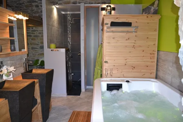 ⭐ Loft Cocoon – Votre Escapade Romantique au Cœur des Gorges du TarnLe confort, le charme et le bien-être… rien que pour vous.Découvrez le Loft Cocoon, un appartement pour 2 personnes parfaitement pensé pour un séjour en amoureux dans les splendides Gorges du Tarn, entre Aveyron et Lozère.Un lieu chaleureux, moderne et soigneusement décoré, signé Le Soleil Ô, offrant tout le confort nécessaire pour une parenthèse inoubliable.🌿 Un hébergement confortable & élégantLe Loft Cocoon séduit par son style unique :espace lumineux et harmonieuxambiance cocooning, douce et relaxantecuisine équipéeliterie confortabledécoration soignée aux touches naturellesVous profitez d’un logement idéal pour se ressourcer, se retrouver et profiter pleinement des richesses du territoire.💎 Options Bien-Être & Prestations PremiumPour rendre votre séjour encore plus exceptionnel, vous pouvez réserver en option un accès privatif à nos espaces bien-être :✨ Spa / Jacuzzi privatif ( Suivant les options prise )✨ Sauna privatif ( Suivant les options prise )✨ En période estivale, accès possible à :la piscine extérieurele spa extérieur jacuzzi la cuisine extérieure équipée d’une planchaDes moments parfaits pour se détendre, savourer le soleil et profiter d’un cadre naturel grandiose.