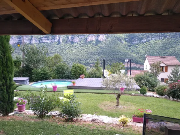 Espace Extérieur – Confort, Loisirs & Bien-Être en Pleine NatureAu Soleilo, profitez d’un espace extérieur d’exception, pensé pour la détente, le plaisir et la convivialité.Ouvert à toutes les chambres et gîtes en pleine saison, cet espace premium vous offre un cadre unique au cœur des Gorges du Tarn.🏊‍♂️ Piscine extérieure panoramiqueUne piscine parfaitement intégrée dans le paysage, entourée de nature et offrant une vue dégagée sur les falaises et la vallée.Un lieu idéal pour se rafraîchir, se détendre ou simplement savourer le soleil d’Aveyron et de Lozère.✨ Spa extérieur jacuzziProfitez d’un moment de pure relaxation dans notre spa extérieur.Bulles, chaleur douce et ambiance nature… l’expérience bien-être en version grand air.🏓 Table de ping-pongUn espace de loisirs pour partager un moment fun en couple, en famille ou entre amis.Parfait pour animer vos fins de journées.🍽️ Cuisine d’été & planchaUne cuisine extérieure entièrement équipée avec plancha, idéale pour préparer un repas en plein air.Un véritable plaisir de cuisiner en terrasse, dans un cadre naturel exceptionnel.Piscine, spa, loisirs, cuisine extérieure…Un espace commun pensé pour profiter pleinement de l’été, dans un décor naturel d’exception.