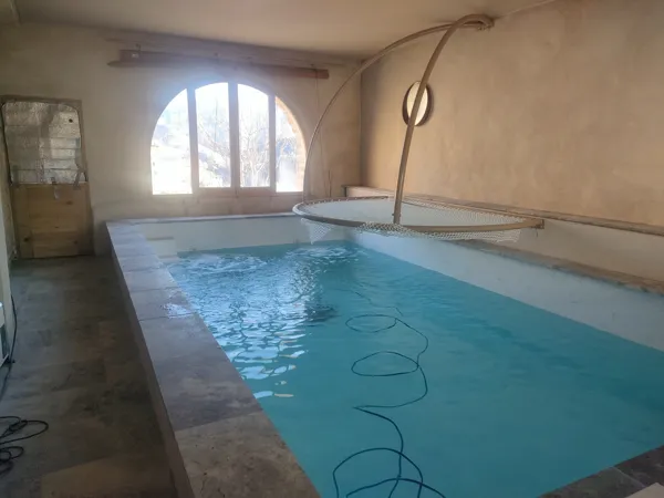 Piscine intérieure avec réservation✨ Accès Luxe – Piscine Intérieure Chauffée (Hors Saison pour un tarif a la hauteur )En hors saison, toutes les chambres et tous les gîtes du Domaine Le Soleilo bénéficient d’un avantage exclusif :3h de 16h 19hl’accès privilégié à notre piscine intérieure chauffée, un espace bien-être élégant et apaisant, conçu pour offrir un moment de détente absolu.Cet accès premium, réservé à notre clientèle, permet de profiter d’une ambiance douce et lumineuse, idéale pour se ressourcer au retour de vos escapades dans les Gorges du Tarn.Un service luxe supplémentaire, offert à l’ensemble de nos hébergements, pour sublimer votre séjour au Soleil