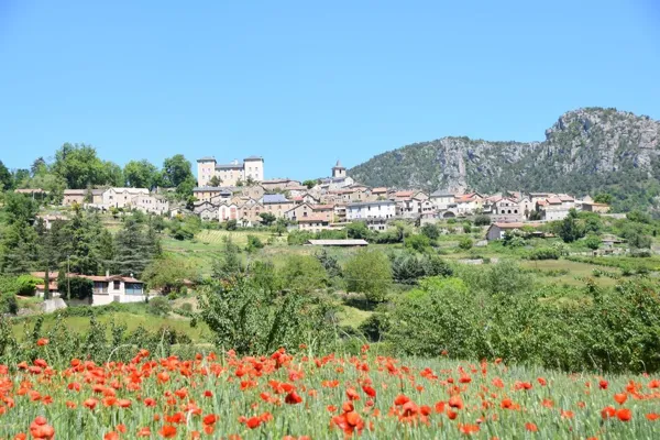 🌄 Autour de Mostuéjouls – Un Terrain de Jeu Naturel ExceptionnelSitué au cœur des Gorges du Tarn, Mostuéjouls bénéficie d’un environnement préservé, riche et varié. Depuis Le Soleilo , vous accédez à une multitude d’activités :🌊 Activités nautiquesCanoë, paddle, baignade, via ferrata, canyoning : les Gorges du Tarn sont un paradis pour les amateurs de sensations et de nature.🥾 Randonnées & panoramasDes sentiers partent tout autour du village : falaises, belvédères, rivières turquoise, plateaux calcaires… Des paysages classés Natura 2000 et UNESCO.🏞️ Villages & patrimoineDécouvrez Mostuéjouls, Liaucous, Peyreleau ou encore le site du Rozier. Pierres anciennes, ruelles médiévales, églises romanes… un charme authentique.🚗 Balade en 2CV avec chauffeurProfitez d’une balade insolite et pleine de charme : 5 parcours possibles pour découvrir la région autrement, cheveux au vent et sourire assuré !🍽️ Gastronomie localeRoquefort, charcuteries, aligot, vins du sud-Aveyron... Les bonnes tables ne manquent pas dans les environs.🪂 Nature et sensationsParapente, escalade, spéléologie, vélo électrique… Les Grands Causses sont un terrain de jeu immense pour tous.