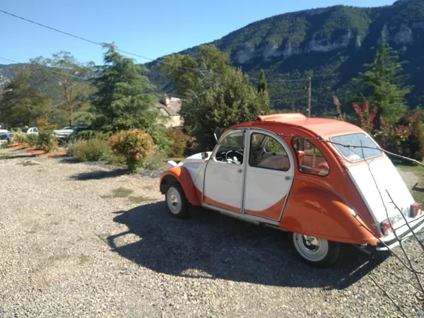 🚗 Balades magiques en 2CV & Dyane avec chauffeur  – Chevaux au vent dans les Gorges du Tarn

Vivez l’Aveyron comme jamais, chevaux au vent, au volant d’une 2CV ou Dyane décapotable. Liberté totale, panoramas grandioses et villages médiévaux… chaque virage est un moment magique.

Balade 2H – “Les Essentiels du Tarn”

Mostuéjouls → La Malène → Point Sublime → retour
Découverte rapide des plus beaux panoramas et du village médiéval.

Balade 3H – “Entre Tarn et Causses”

Mostuéjouls → Chaos de Montpellier-le-Vieux → Belvédère des Vautours → retour
Nature spectaculaire et observation des majestueux vautours.

Balade 4H – “Panoramas et Patrimoine”

Mostuéjouls → Millau → Viaduc → Creissels → Ermitage Saint-Michel → retour
Histoire, culture et vues grandioses sur les gorges et le viaduc.

Balade 5H – “La Grande Évasion”

Mostuéjouls → Gorges du Tarn → Causse Méjean → Nîmes-le-Vieux → Meyrueis → retour
Une journée complète de paysages sauvages, chaos rocheux et villages pittoresques.

💫 Pourquoi choisir cette expérience :

Véhicules décapotables iconiques, pour profiter pleinement du vent et du soleil

Points de vue secrets et panoramas inoubliables

Liberté, sensation de vitesse douce et immersion totale

Une aventure unique, que seul le Gîte Prestige propose en Aveyron, Les chevaux au vent