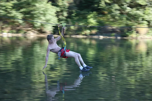 Tyrolienne aquatique