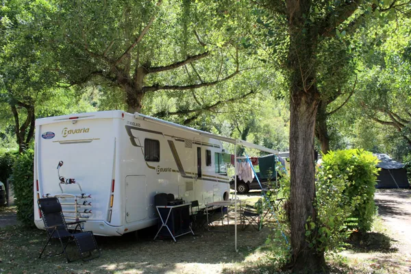 Emplacements ombragés au Camping Le Taranis, Camping Le Taranis
