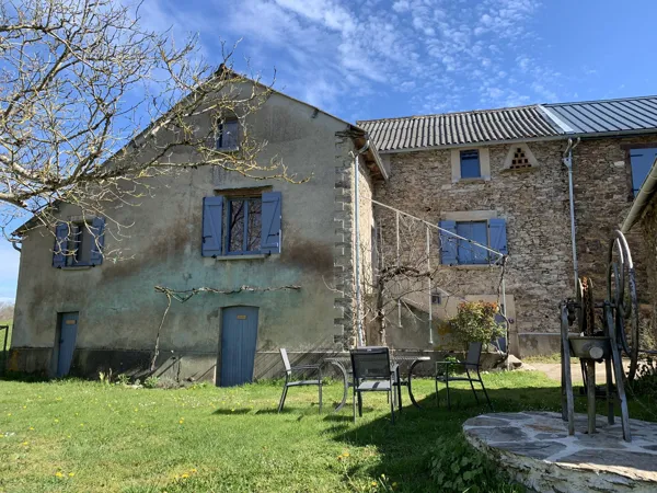 Espace extérieur comprenant: table, chaises et barbecue