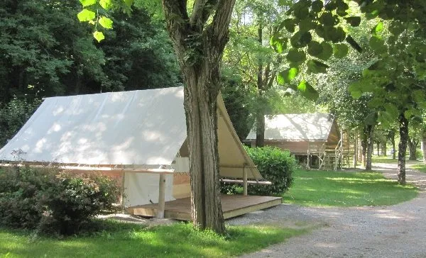 Tente Lodge Amazone au camping du val de saures, OFFICE DE TOURISME DU CANTON D'ENTRAYGUES SUR TRUYERE