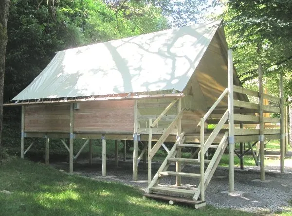 Tente Amazon sur Pilotis Camping le Val de Saures, OFFICE DE TOURISME DU CANTON D'ENTRAYGUES SUR TRUYERE