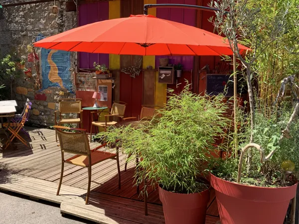 La terrasse: des tables pour déjeuner, pour partager des histoires..