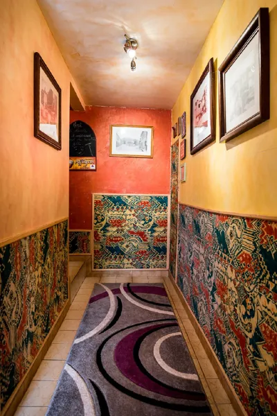 L'entrée avec sanitaires et douches