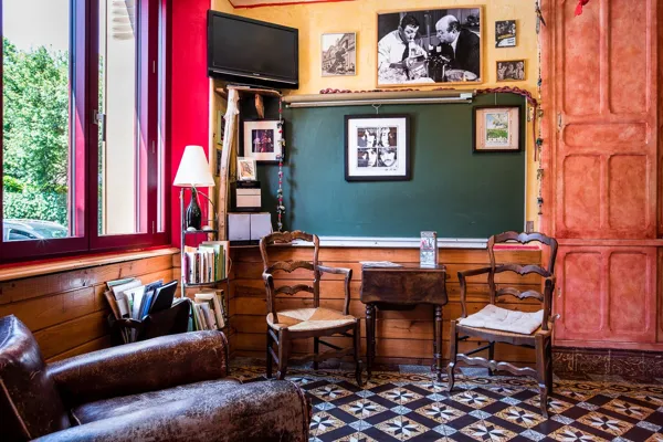 Le grand tableau d'école, bonheur des grands et des petits dans la salle commune