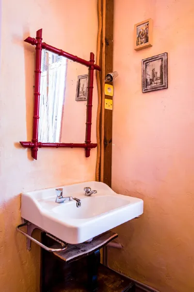 Dans chacune des chambres : un petit lavabo