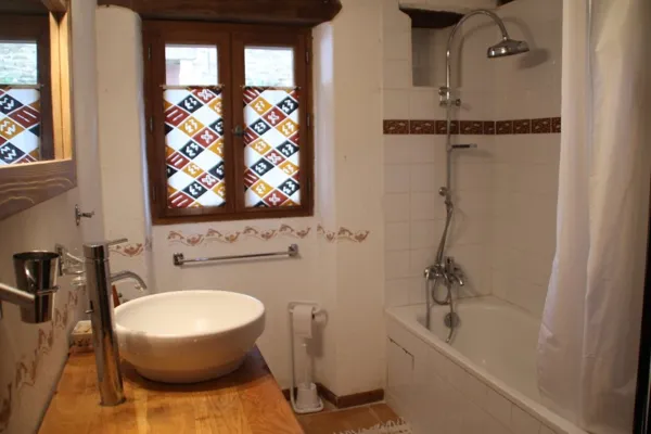 Salle de bains, Une Sorcière sur le toit - QUENTREC Hélène