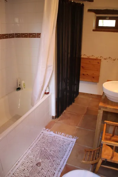 Salle de bains avec wv, Une Sorcière sur le toit - QUENTREC Hélène