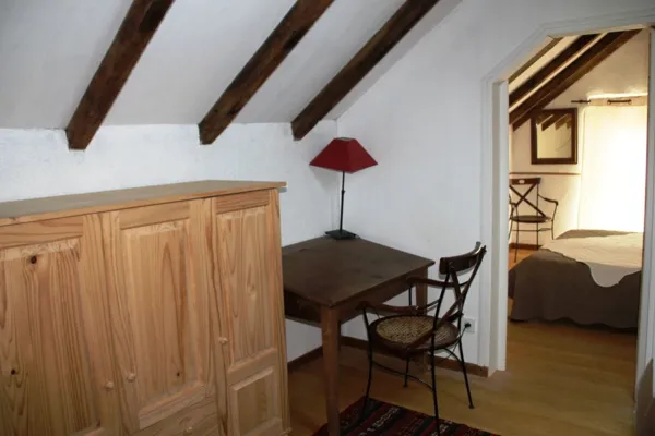 Bureau et armoire sur le palier, Une Sorcière sur le toit - QUENTREC Hélène