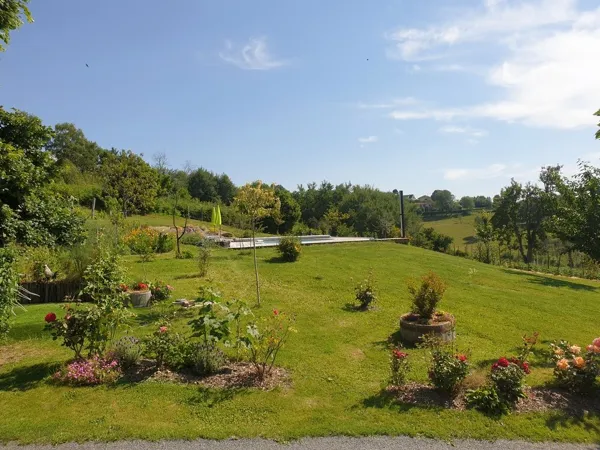 Piscine vue du gîte, Gîte Belle Vue