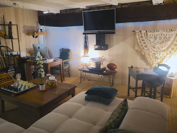 Salon de détente avec télévision ,wifi, internet et équipement pour télétravail, Meublé Nieto