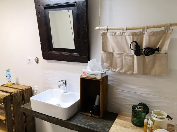 Nécessaires de salle de bain ( Sèche cheveux ,etc...), Meublé Nieto