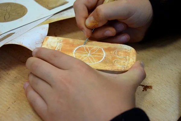 Façonnage de stèles de guerriers celtes, Photothèque Conseil départemental de l'Aveyron