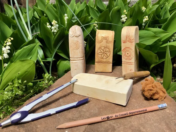 Atelier de façonnage de stèles de guerriers celtes, Photothèque Conseil départemental de l'Aveyron