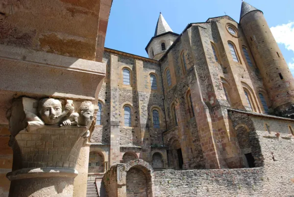 Chapiteau du cloître de Conques, tailleurs et bâtisseurs, ServicePatrimoinedeConques-OTCM