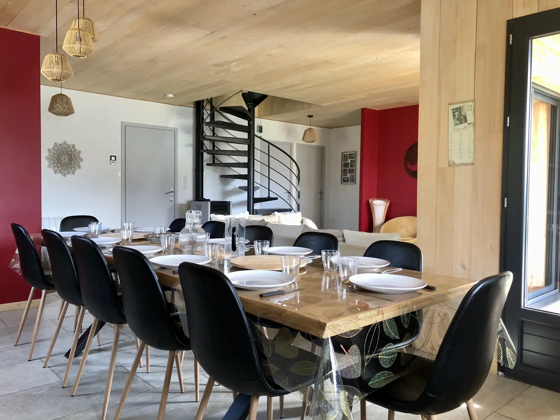 Le coin repas et la cuisine avec accès direct sur la terrasse couverte ; à gauche, l'entrée de la maison ;  près de l'escalier, le garage ;  au fond à droite, le salon, les toilettes, les 2 chambres du rez-de-chaussée et la salle de bain., 